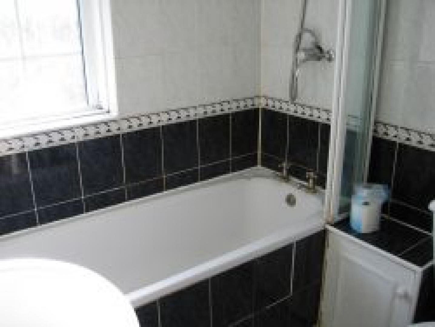 			3 Bedroom, 1 bath, 1 reception Flat			 Oakworth Road, LADBROKE GROVE W10